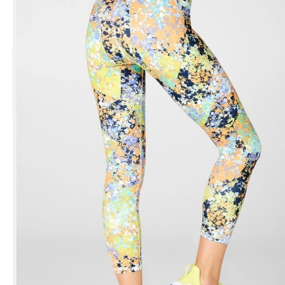 Fabletics Mid Rise Capri, Meridian remix, size Medium - Picture 2 of 9